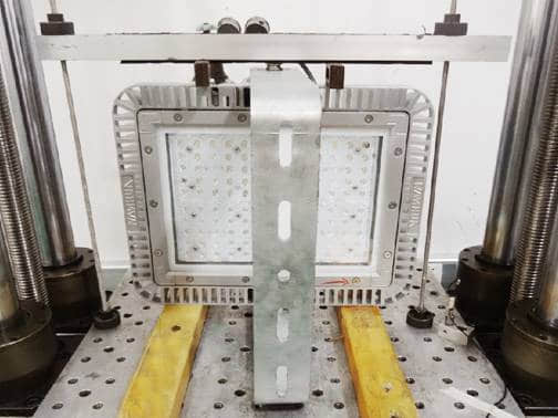 pp电子平台LED大功率投光灯冲击实验图